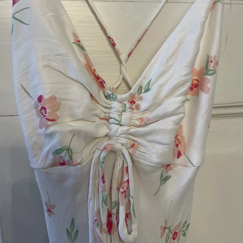 Zara blommig sidenklänning från sommaren 2022. Aldrig använd strl M. Fler bilder kan skickas om det efterfrågas ☺️Kan mötas upp eller skicka då köparen betalar frakt. . Klänningar.