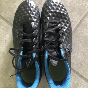 Fotbollsskor  - Ett par fotbollsskor med dobbar som inte längre kommer till användning. De var dock använda sparsamt.