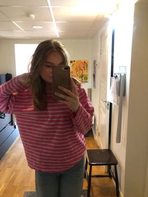 Randig tröja  - Säljer denna jättefina randiga tröjan i rosa o vit. Endast testad i storlek S 💕🙏
