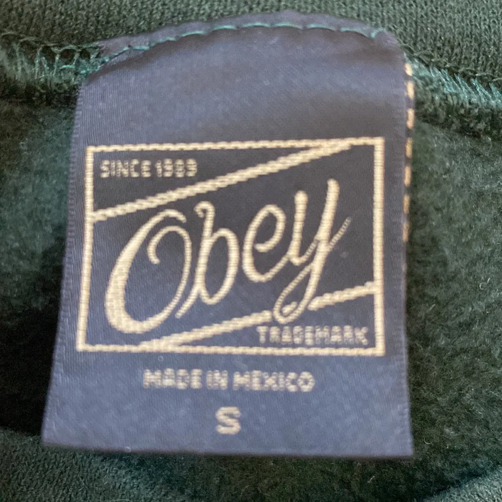 Obey tröja Skick : Bra, inga defekter Storlek : S men passar som S/M . Tröjor & Koftor.