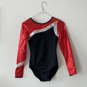 Body/gymnastikdräkt - Cool dräkt som funkar lika bra att använda som body. Strl M men skulle säga att den passar snarare XS/S. Material: Nylon & spandex.