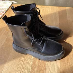svarta boots som bara är använda några få gånger, lite skrapat längst fram men det märks knappt :-)