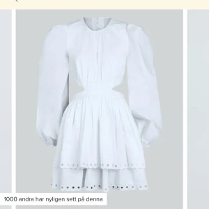 Vit klänning - Supersöt klänning från bikbok! Helt oanvänd o storlek kvar. Säljer då jag tog en annan storlek, nypris 799kr🥰