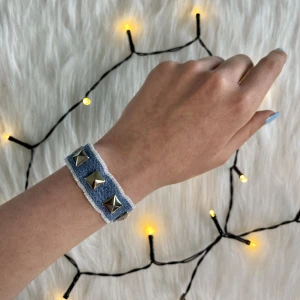 Justerbart armband med nitar  - Justerbara jeans armband med nitar i olika modeller, kontakta mig vid köp här eller köp via Instagram: @stellsdesign