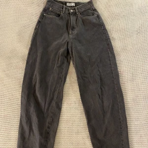 Pull&bear jeans  - Säljer mina älskade pull&bear jeans då de blivit försmå. Baggy passform och bra skick. Jag är 165 men skulle säga att jeansen passar bäst på 150-160 beroende på hur man vill att de ska sitta. Läs bio. Skriv vid frågor. Tryck gärna på köp nu💕