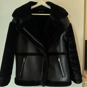 Bikerjacket från Missguided - Säljer den här fina bikerjacketen köpt på missguided. Säljer den pågrund av brist på användning. Den är i nyskick. Hör gärna av er till mig för frågor eller fler bilder💓