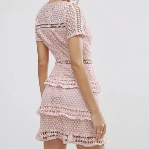 Layered Frill Lace Dress Dusty Pink - Liquorish ❣️ - Somrig ljusrosa kortärmad kort klänning med spets och volanger från Asos.  Strl 38/UK 10. (Mindre i storleken) Aldrig använd, helt ny med lappen kvar. 🌸🌸
