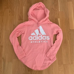 Träningströja  - Träningshoodie, använd men fint skick. Har en ficka på vardera sida