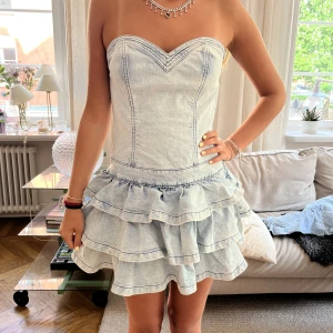 Klänning! - Så snygg klänning i denim och volanger!!