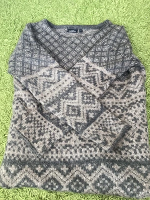 Tjocktröja från KapphAl - Jätte fin ny tjocktröja som är köpt på secondhand i utmärkt skick! Kontakta gärna innan köp🫶🏻