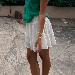 Vit kjol - Säljer min fina vita kjol i storlek S! inga defekter alls. Köparen står för frakten 💞