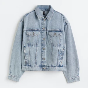 Jeansjacka - Helt ny oversized jeansjacka från HM i stl S som är helt oanvänd. Slutsåld online! Säljer den då jag råkat dra av prislappen. 