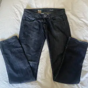 Super snygga lågmidjade jeans i en as snygg mörk mörk blå sliten färg. Mått: 41 rakt över midjan, 81 cm innerbenslängd. 