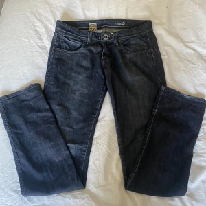 Lågmidjade jeans - Super snygga lågmidjade jeans i en as snygg mörk mörk blå sliten färg. Mått: 41 rakt över midjan, 81 cm innerbenslängd. 