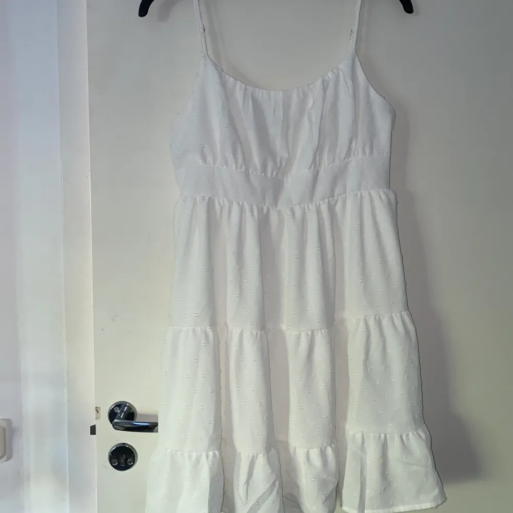 Säljer sn superfin vit klänning som tyvärr inte kommer till användning.  Perfekt nu till student eller skolavslutning. Testad 1 gång  Nypris 200kr . Klänningar.