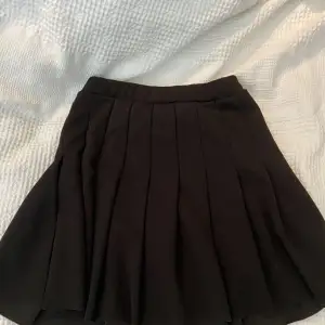 En svart kjol. Helt oanvänd och säljer då jag inte använder den. Kom privat vid funderingar💗💗