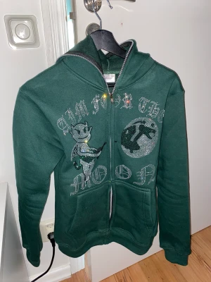 Aim for the moon hoodie - Storlek M. Använd ca 5 gånger. Pris kan diskuteras mer privat!