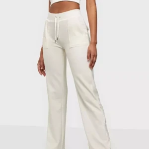 White Juicy pants - Säljer mina vita juicy byxor köpta på Nelly för ca 1000kr , har knappt användt dom 