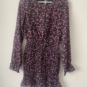 Söt klänning strl S - Söt klänning strl s skriv för mer info