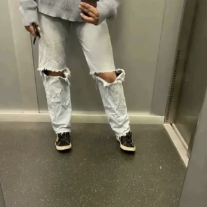 Gina jeans - Säljer dessa jeans som jag köpte för drygt ett år sedan som blev hittade när jag rensade min garderob. Vet inte exakt vilken modell dem är men tror att dom är mid eller high waist straight med hål.