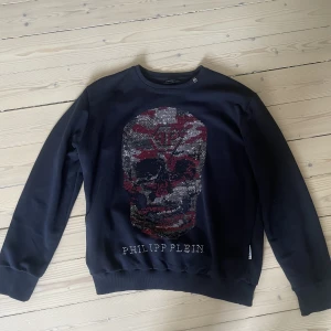 PHILIPP plein tröja - Säljer nu min pp tröja som jag haft ett bra tag men slutat använda på senaste, tröjan är äkta och inga direkt tecken på användning