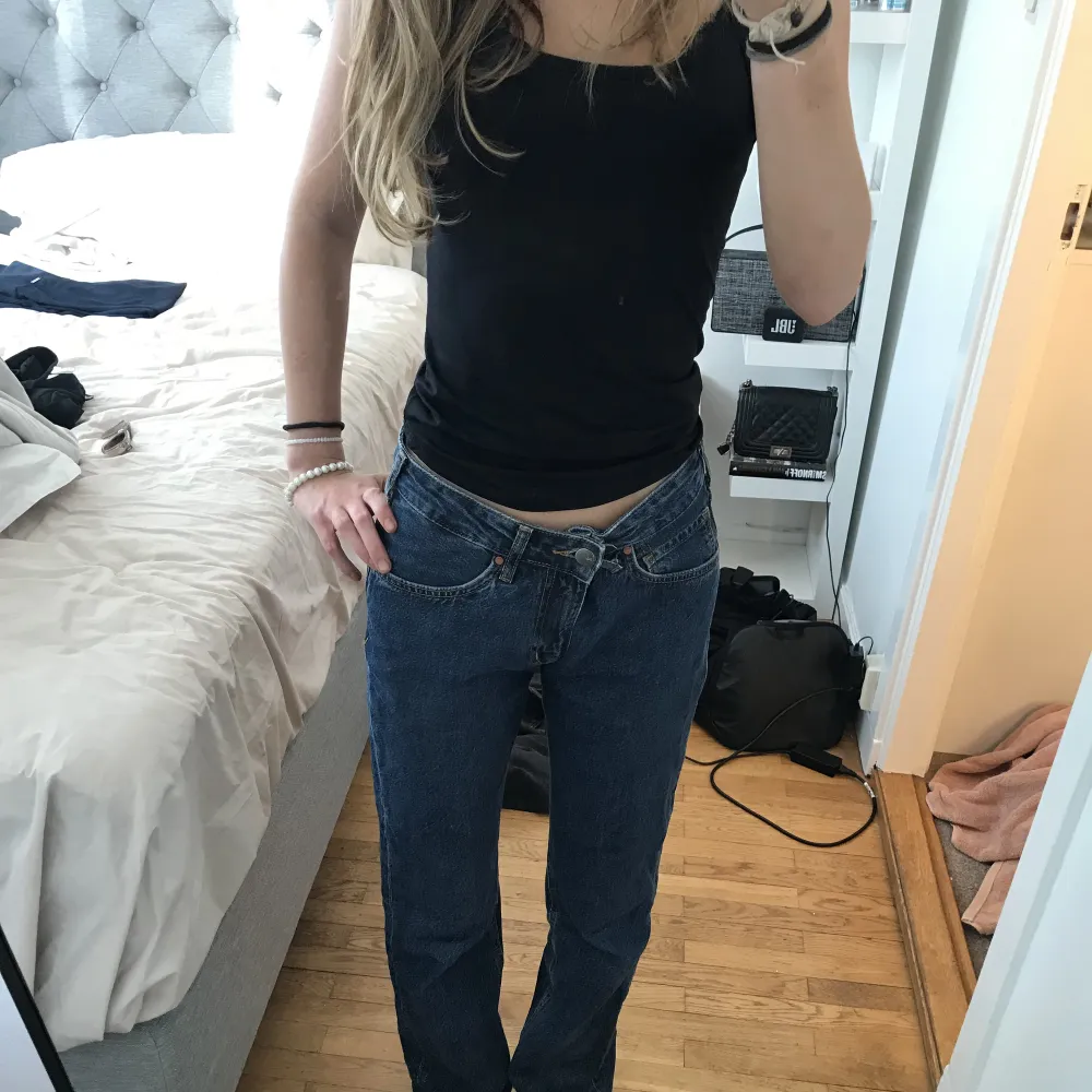 Mörkblå lågmidjade jeans från bikbok. Bra skick då de knappt är andvända pga köpte fel strl 💕💕 Pris kan diskuteras ❤️❤️. Jeans & Byxor.