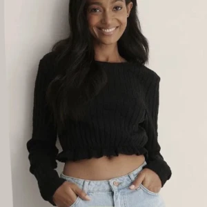 Nakd topp - Svart nakd croppad topp!🖤🥰 Stickat material men inte så tjock i materialet så passar till vår/sommar och är aldrig använd! 