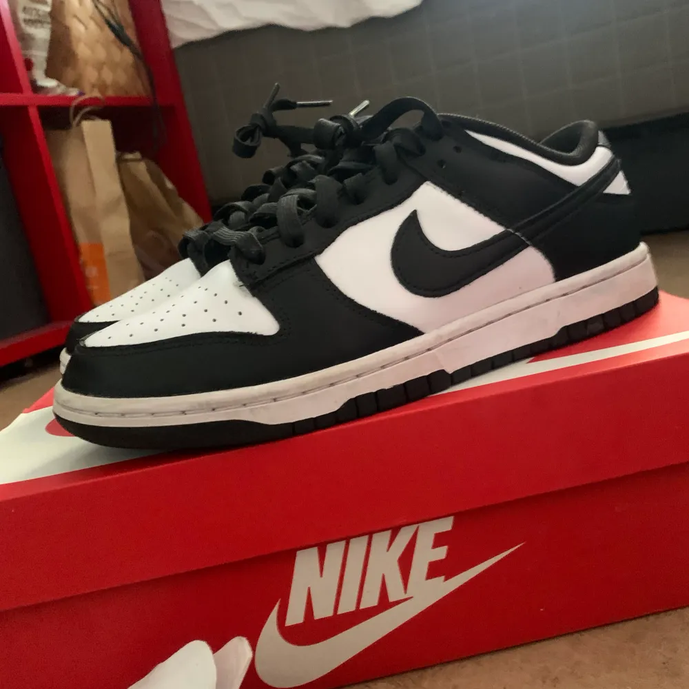 🐼Panda Dunks🐼i storlek 41 som är använda typ 1-3 gånger. De är som nya och köptes på Footlocker. Kvitto box och creaseskydd följer med! Tveka inte att skriva vid frågor!💬:). Skor.