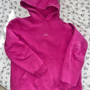 Holzweiler Hoodie - väldigt fin, nästan oanvänd Holzweiler hoodie!  prisförslag gärna! :)