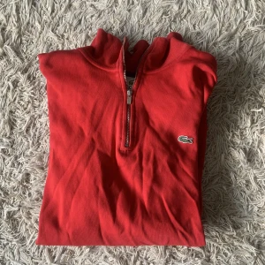 Märkes tröja  - Äkta Lacoste tröja i bra skick. Storlek M. Original pris 1299, mitt pris 700