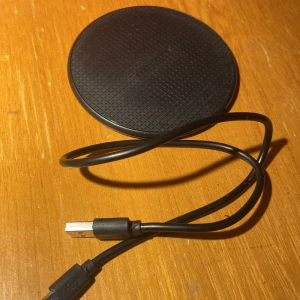 Laddplatta - En superfin laddplatta som är perfekt att ladda sin mobil på. Bara lägg telefonen på plattan så laddar den, så enkelt är det! Om ni är intresserade så kan ni skicka ett pm till mig & fråga om den funkar till eran telefon så berättar jag det där. Testad! 
