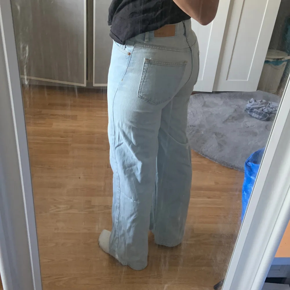 Vida junkyard jeans i strl 27, de är i bra skicka utöver att de har en liten vit fläck som man kan se på en utav bilderna. Säljer då jag inte använder de.. Jeans & Byxor.