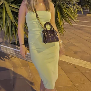 Grön klänning!  - En så så fin grön klänning som endast användts 1 gång, säljer pga brist på användning!!🕺🏻