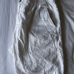 Lindbergh Linnéshorts - Säljer ett par linnéshorts som tyvärr inte är min stil då jag fick de i pressent! Endast använda 1 gång annars helt nya. Nypris 489kr i storlek M
