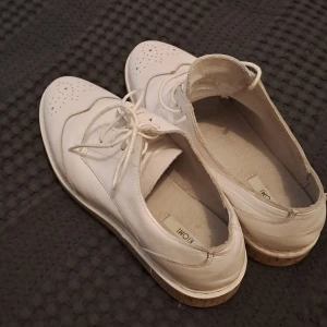 Finsko i vit läder - Fina skor i läder, köpta för ett par år sedan men använda endast 3 gånger