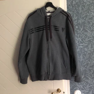 Adidas hoodie - Bra skick och väldigt mjuk