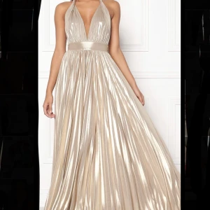 Festklänning  - Säljer min super fina champagne färgade klänning som endast är använd i några timmar.  Den är stor i storleken och passar de som är mellan storlek L-XL eller 44-48. Den är som nyköpt då den endast är använd i några timmar.  