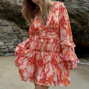 Sanna Jörnvik X NA-KD  - Slutsålda klänningen från Sanna Jörnviks senaste kollektion med NA-KD. Säljer pga beställde 2 storlekar! Köpt för 599kr. Startat budgivning pga många intresserade🙌🏼💞 