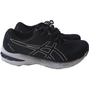 Asics GT-2000 10 löparskor - Löparskor dammodell. Aldrig använda. Storlek 40. Kartongen finns ej kvar då jag trodde de skulle passa. Nypris 1300;- 