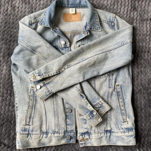 Jeansjacka - Jeansjacka som är i gott skick, passar till vår, sommar och höst😍Säljer för att den inte passar mig.