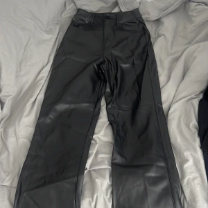 Skinnbyxor  - Jättecoola skinnbyxor från bikbok, nästan aldrig använda!