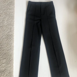 Kostymbyxor - Ett par raka/vida kostymbyxor från Kappahl. Storlek 152(barnstorlek). Köparen står för frakten💖