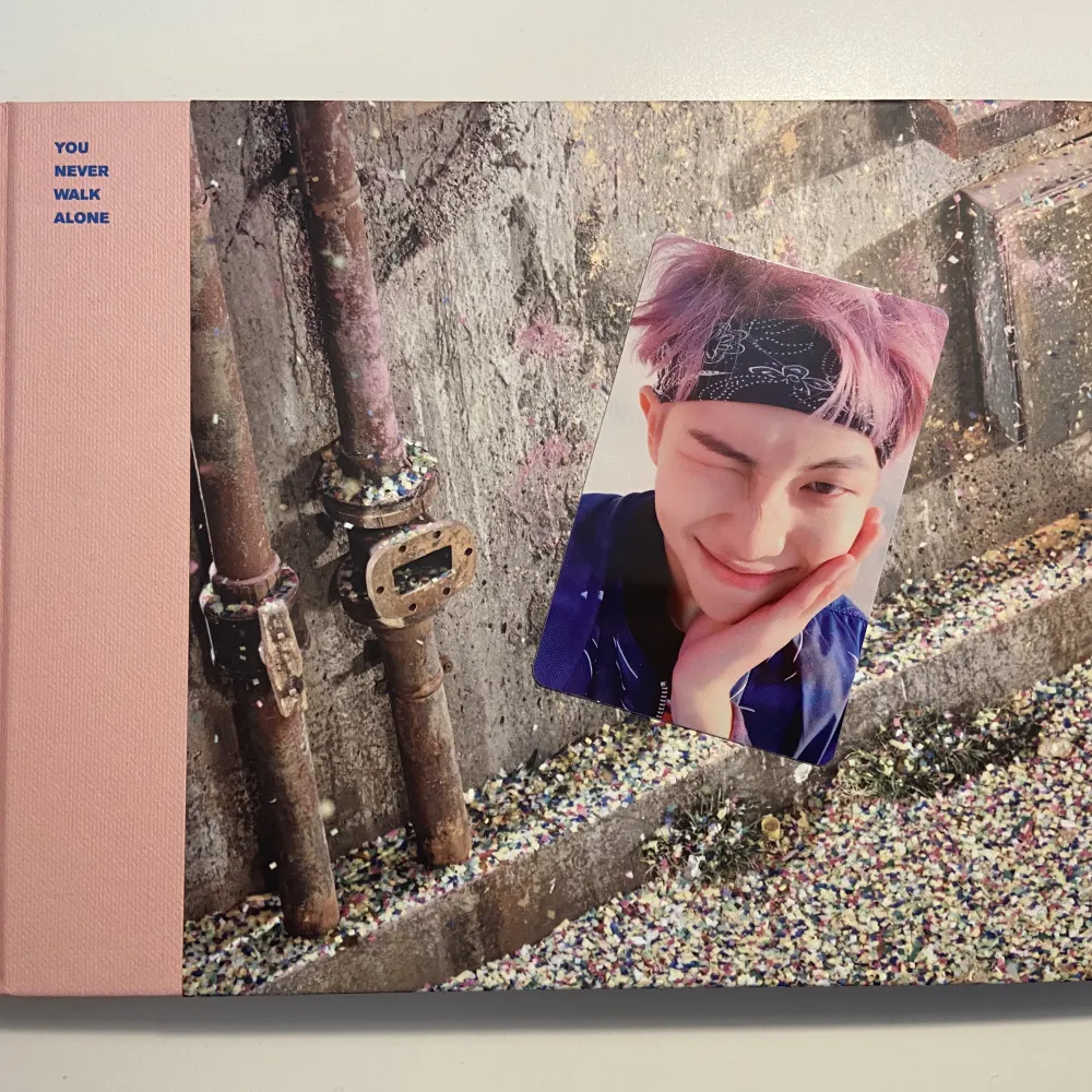 Säljer BTS YNWA album i mycket bra skick. Allt ingår 🤍. Övrigt.