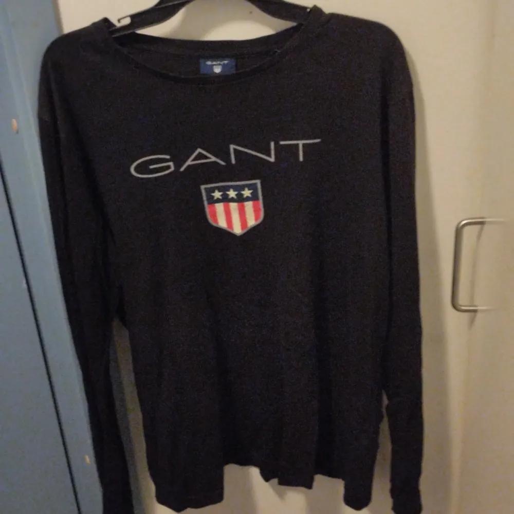 Långärmad t-shirt av märket Gant i fint skick. Storlek L. T-shirts.