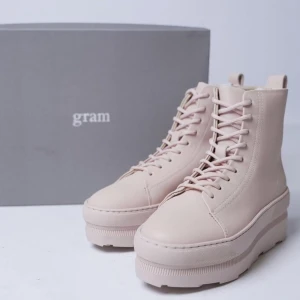 Skor i läder - gram 767g Pale Dogwood Leather, strl 41 - gram Skor i läder - Gram 767g Pale Dogwood Leather, strl 41, Nypris ca: 1199 kr, Helt nya och oanvända i kartong. Pris kan diskuteras. Det är bara att slå iväg ett meddelande om du har några frågor om skorna. 