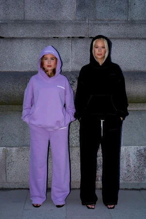 tracksuit lila/svart  - Tracksuit som finns i lila eller svart. Finns i XS-L. Passar både tjej och kille. OBS : Ska resa utomlands så kan skicka kläderna efter det. Kommer hem efter midsommar ❤️