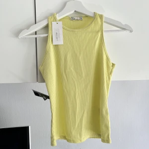 Gul/grön topp Nelly - Gul/grön topp från Nelly. Oanvänd 💛💚