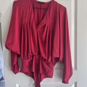 Body från nelly - Röd body från nelly i strl S i fint skick! 