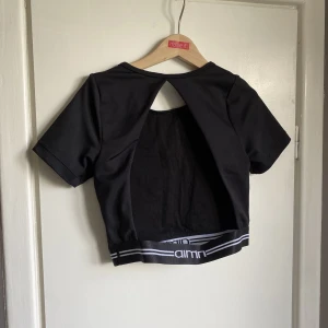 Aimn topp öppen rygg - -Träningtop från aimn  - Nyskick - öppen rygg - cropped 