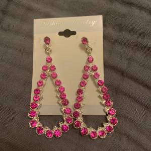 Fina, rosa örhängen som är helt nya och aldrig använda. Från Fashion Jewelry. Kan såklart prata om pris.